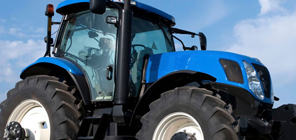 Blauer Traktor mit blauem Himmel