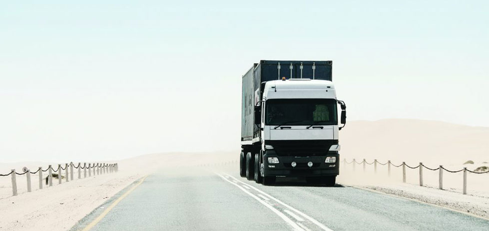Strada del camion per camion pesanti attraverso il deserto