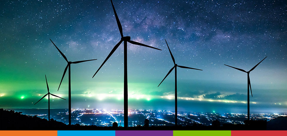 Molinos de viento en el cielo nocturno