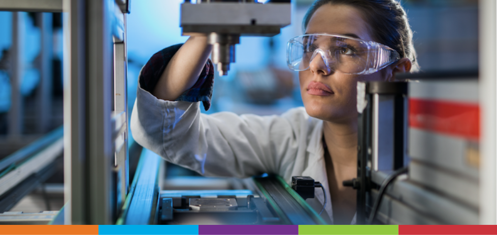 Mujeres con gafas de protección de seguridad mirando una máquina CNC para sujetadores